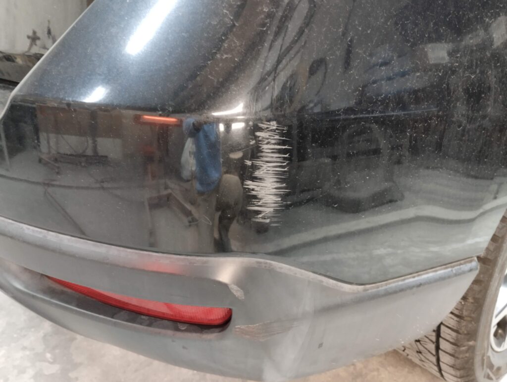 自動車リアバンパー修理